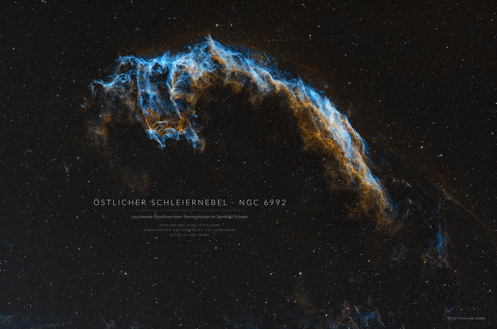 Östlicher Schleiernebel NGC 6992: Bogen aus goldenen und blauen Gasfäden vor dichtem Sternfeld